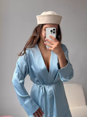 Класична сорочка з поясом шовкова, блакитна